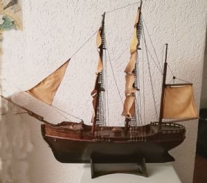 Modellino di vascello a vela antico in legno con parti dipinte XX° sec. cm.80 x 70